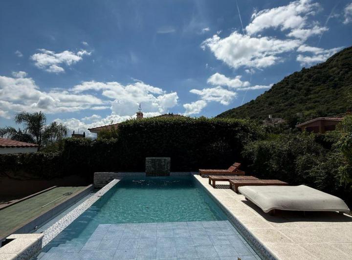 Casa · 250m² · 8 Ambientes · 3 Cocheras