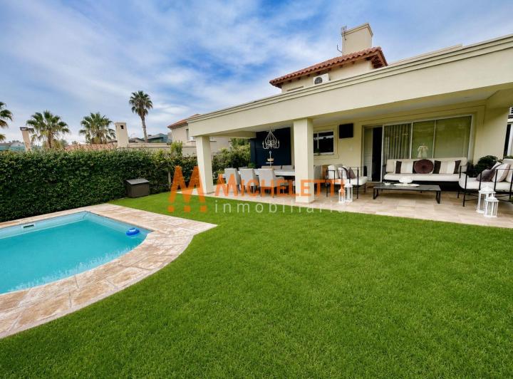 Casa · 240m² · 9 Ambientes · 2 Cocheras