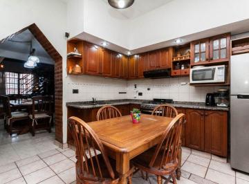 Casa · 176m² · 3 Ambientes · 3 Cocheras · Venta Casa 3 Ambientes Jardin y Cochera Lanus