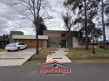 Casa · 240m² · 4 Ambientes · Casa en Venta con 4 Ambientes en Barrio La Cesarina
