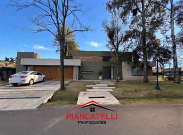 Casa · 240m² · 4 Ambientes · 4 Cocheras · Casa en Venta con 4 Ambientes en Barrio La Cesarina
