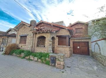 Casa · 153m² · 4 Ambientes · 1 Cochera · Casa en Chauvin