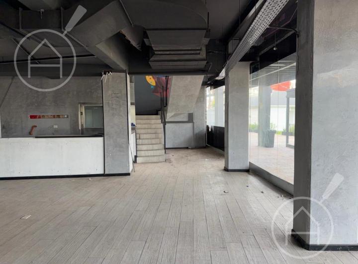 Local comercial · 600m²
