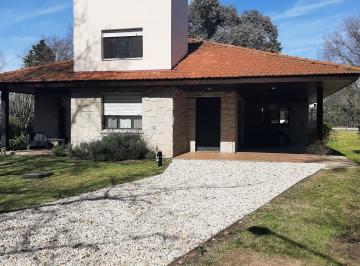 Casa · 1100m² · 4 Dormitorios · 1 Cochera · Casa en Venta en San Carlos Country