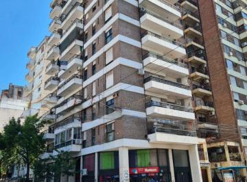 Departamento de 3 ambientes, Rosario · 1° de Mayo Esquina Mendoza - Vista Completamente Despejada Al Este - Cocina Separada.