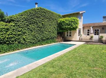 Casa · 138m² · 3 Ambientes · 1 Cochera · Casa en Barrio Residencial de Lomas de Zamora Oeste