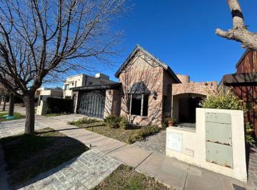 Casa de 5 ambientes, Chacras de Coria · Casa Vistapueblo, 3 Dorm, 2 Baños, Cochera Doble, Calef, Jardín, Apto Crédito