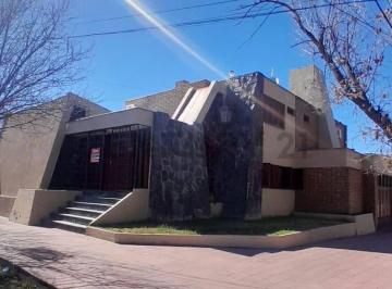 Casa · 301m² · 3 Dormitorios · 3 Cocheras · Casa en Venta Frente a Municipalidad de Tunuyán