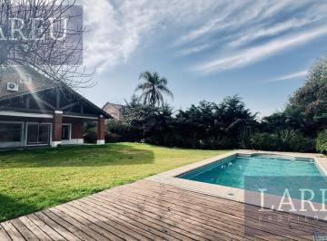 Casa · 214m² · 6 Ambientes · 3 Cocheras · Casa en Las Araucarias, Pilar