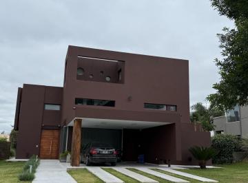 Casa · 360m² · 4 Ambientes · 2 Cocheras · Venta Casa Moderna 4 Dorm. Valle Escondido