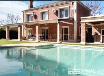 Casa · 250m² · 5 Ambientes · 2 Cocheras · Casa en Los Jazmines en Alquiler Amoblada