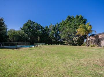 Terreno · 900m² · Se Vende Doble Lote en El Golf Chascomús Country Club - Muy Buena Ubicación.
