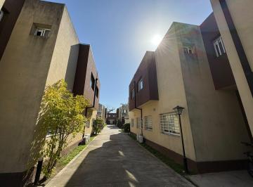 Casa · 95m² · 3 Ambientes · 1 Cochera · Duplex con Jardín en Adrogue