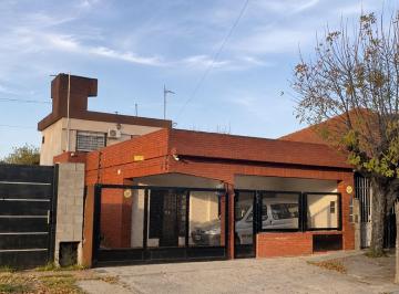 Casa · 210m² · 8 Ambientes · 1 Cochera · Casa Multifamiliar con Gran Potencial (3 Unidades)