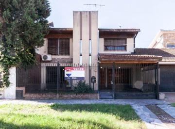 Casa · 140m² · 5 Ambientes · 2 Cocheras · Venta Chalet 2 Plantas 5 Ambientes con Quincho