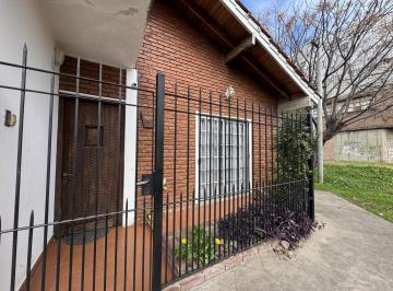 Casa · 160m² · 6 Ambientes · 2 Cocheras · Casa en Venta en Quilmes, 6 Amb con Cochera y Patio