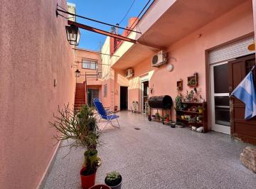 Casa · 207m² · 5 Ambientes · 1 Cochera · Casa Multifamiliar con Local Al Frente, Patio y Garage