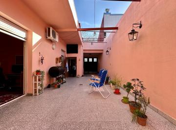 Casa · 207m² · 5 Ambientes · 1 Cochera · Casa Multifamiliar con Local Al Frente, Patio y Garage