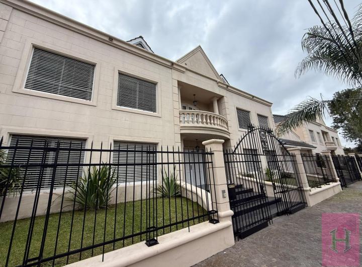 Casa · 480m² · 5 Ambientes · 4 Cocheras