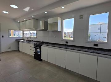 Casa · 171m² · 4 Ambientes · 5 Cocheras · Casa a Estrenar en San Lucas Canning
