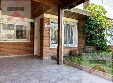 Casa · 50m² · 3 Ambientes · 1 Cochera · Casa con 2 Dorm., Cochera, Patio y Parrilla en Martinez!