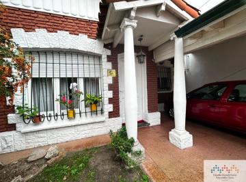 Casa de 5 ambientes, Avellaneda · Casa en Venta 2 Dorm. C/ Cochera y Jardín en Villa Domínico