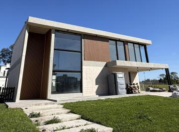 Casa · 228m² · 4 Ambientes · 2 Cocheras · Casa en Venta en Barrio Canning Chico
