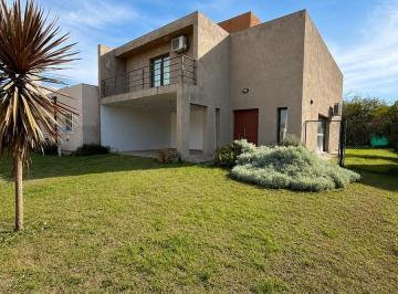 Casa · 180m² · 4 Ambientes · 2 Cocheras · Casa a La Venta en Villa Catalina, Rio Ceballos, Primera Etapa