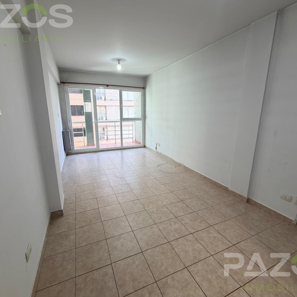 Departamento de dos ambientes con balcon saliente. Edificio moderno. Piso 6.