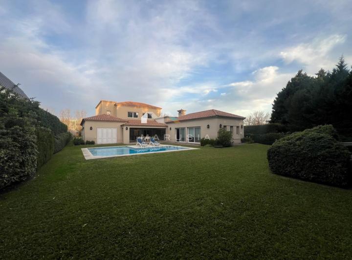 Casa · 365m² · 5 Ambientes · 1 Cochera