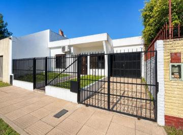 general-san-martin-loma-hermosa-alquiler-casa-3-ambientes · Casa de 3 Ambientes con Cochera Pasante y Fondo Libre