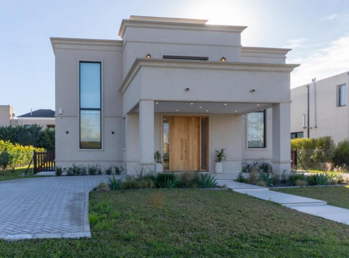 Casa · 202m² · 6 Ambientes · 1 Cochera