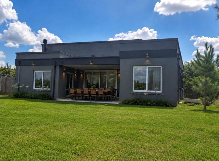 Casa · 180m² · 5 Ambientes · 1 Cochera