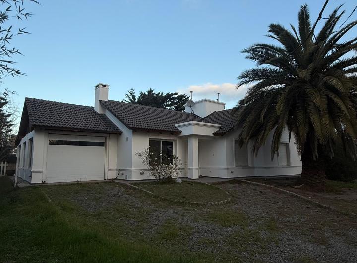 Casa · 220m² · 8 Ambientes · 1 Cochera