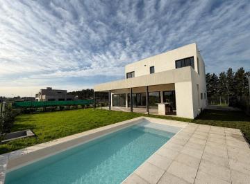 Casa · 500m² · 4 Ambientes · 2 Cocheras · Casa en Alquiler a Estrenar en Barrio Cerrado - Senderos 1, Bella Vista