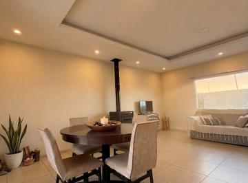 Casa · 273m² · 6 Ambientes · 1 Cochera · Casa en Las Paredes