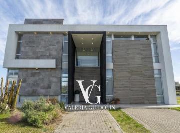 Casa · 1200m² · 4 Ambientes · 4 Cocheras · Casa en San Sebastian