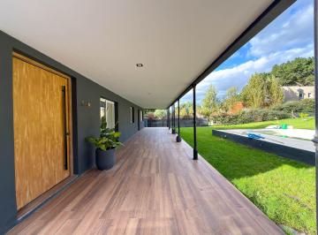 Casa · 190m² · 4 Ambientes · 1 Cochera · Casa Quinta Moderna + 2 Cabañas