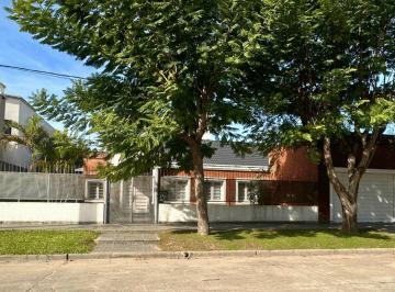 Casa · 208m² · 6 Ambientes · 2 Cocheras · Casa de Categoría en Avellaneda