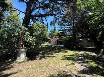 Quinta vacacional · 104m² · 3 Dormitorios · 4 Cocheras · Venta Quinta de 4 Ambientes en Villa Luzuriaga
