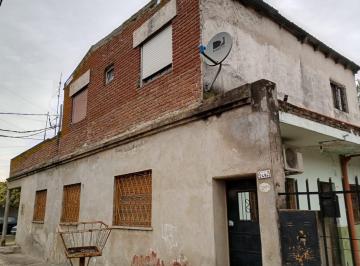 Casa · 218m² · 6 Ambientes · 1 Cochera · Venta Casa Multifamiliar 2 Locales Laferrere