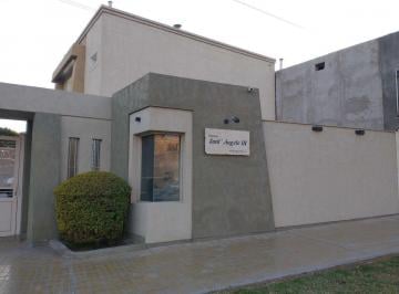Casa · 81m² · 3 Ambientes · 3 Cocheras · Duplex con Tres Cocheras y Patio. Apta Credito