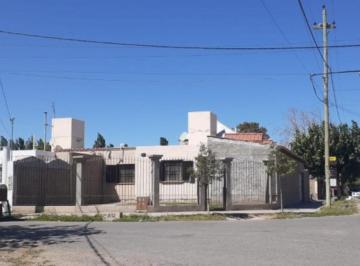 Casa · 109m² · 6 Ambientes · 1 Cochera · Casa Barrio Lagares, Calle 5 y Gral. Acha, Pocito