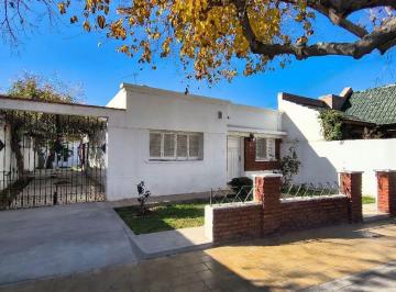 Casa · 164m² · 7 Ambientes · 1 Cochera · Venta de Casa + Depto B° Santo Tomas. Santa Lucía