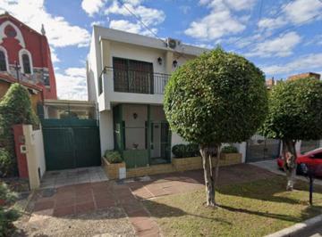 Casa · 217m² · 8 Ambientes · 2 Cocheras · Chalet con Segunda Vivienda y Patio Central Lanuso