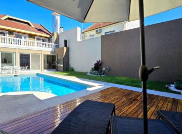 Casa · 250m² · 5 Ambientes · 3 Cocheras · Venta Casa 5 Ambientes Villa Lugano Pileta Parque