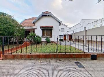 Casa · 330m² · 4 Ambientes · 2 Cocheras · Casa Lote Propio con Doble Vivienda, Jardín Quincho