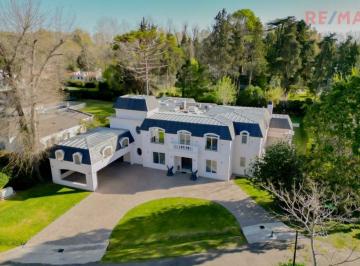 Casa · 833m² · 6 Ambientes · 3 Cocheras · Venta Casa Highland Park