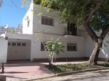 Casa · 130m² · 4 Ambientes · 1 Cochera · Casa en Alquiler Comercial o Vivienda en Ciudad