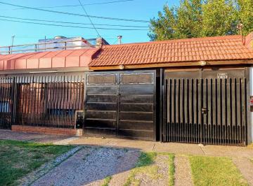 Casa · 125m² · 4 Ambientes · 4 Cocheras · Dos Casas Enlote Propio, Venta en Ituzaingo Norte